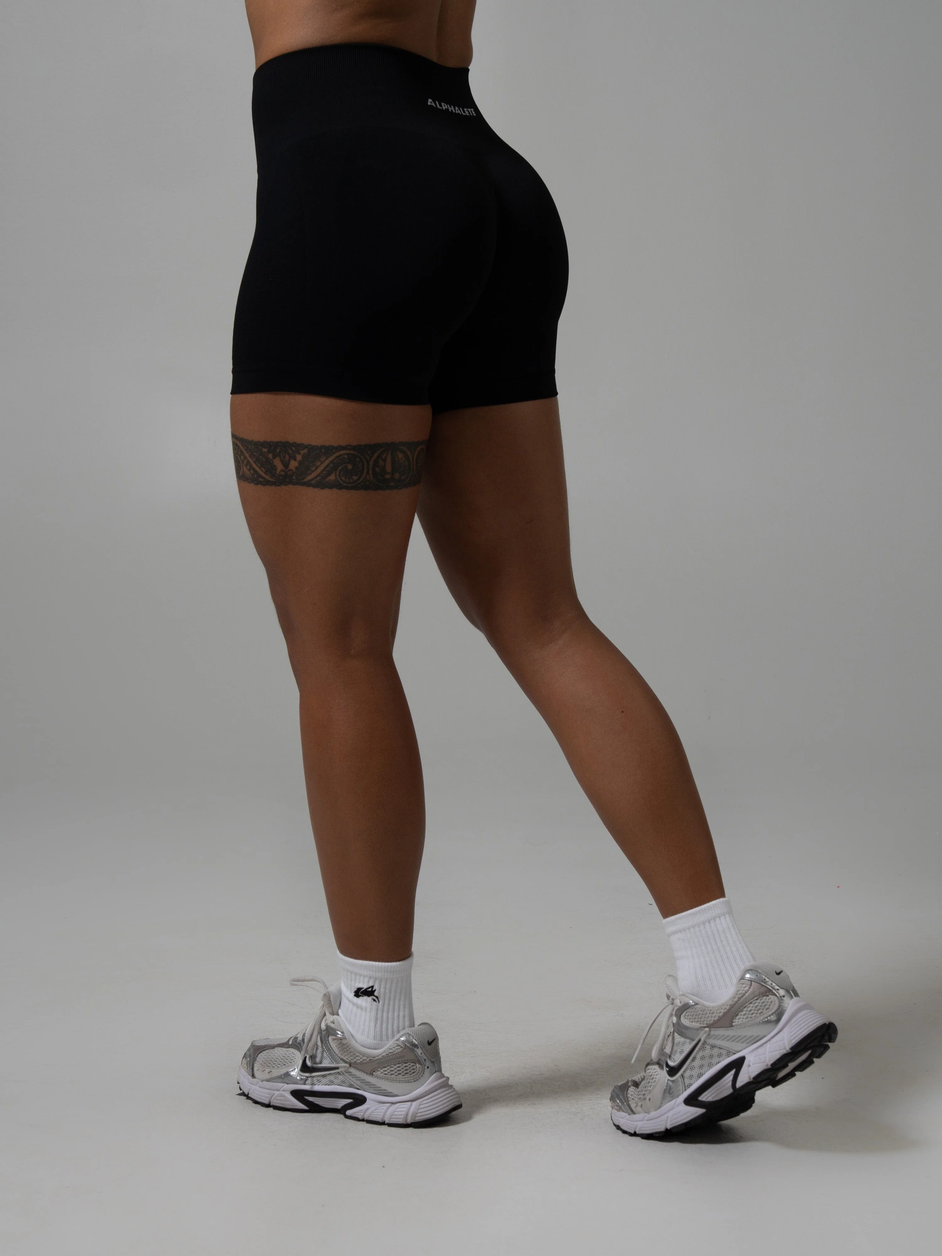 Contour Mid Rise Short - Black