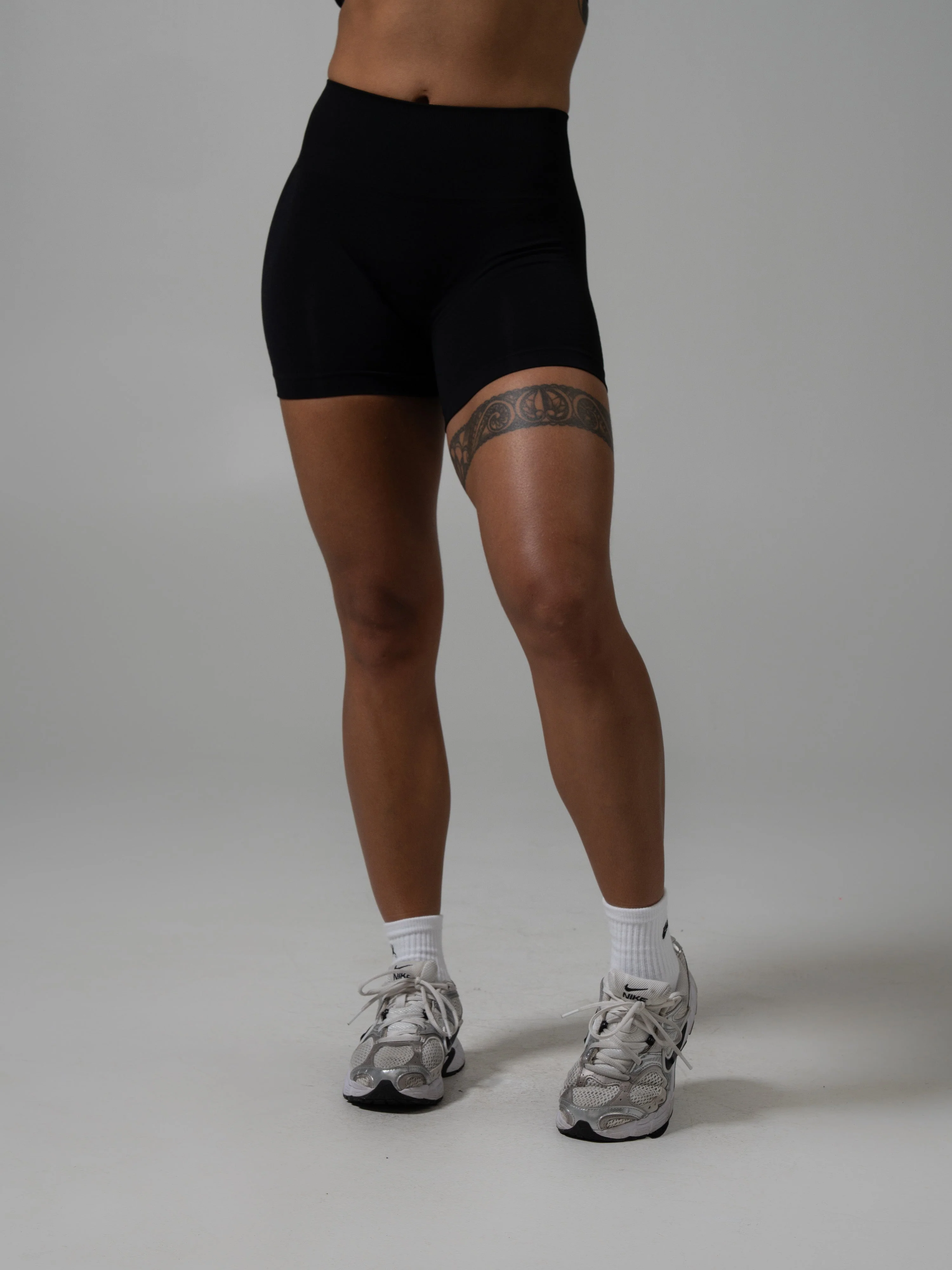 Contour Mid Rise Short - Black - Image 2