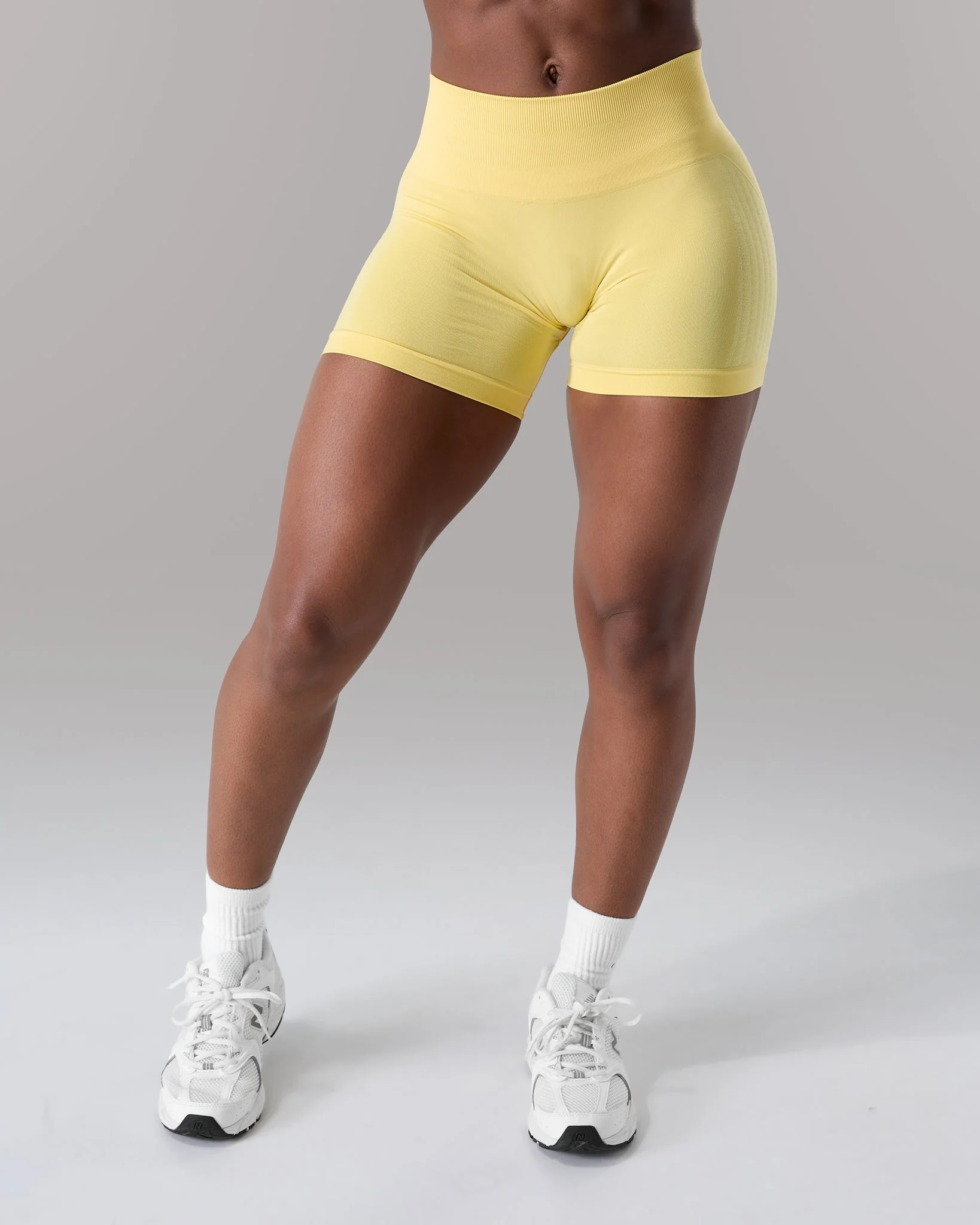 Contour Mid Rise Short - Canary - Image 3