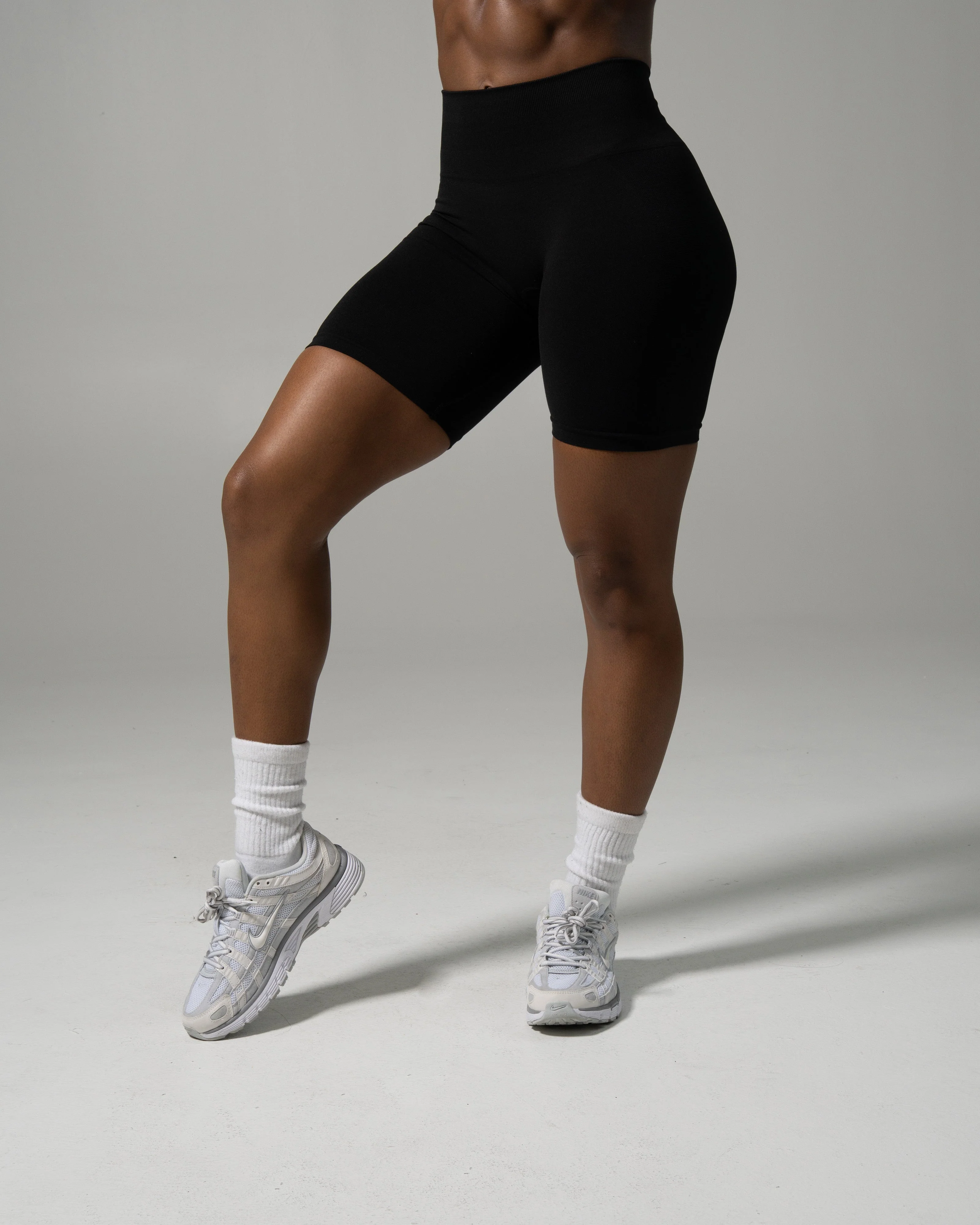 Pump Mid Rise Biker Short - Black - Image 3